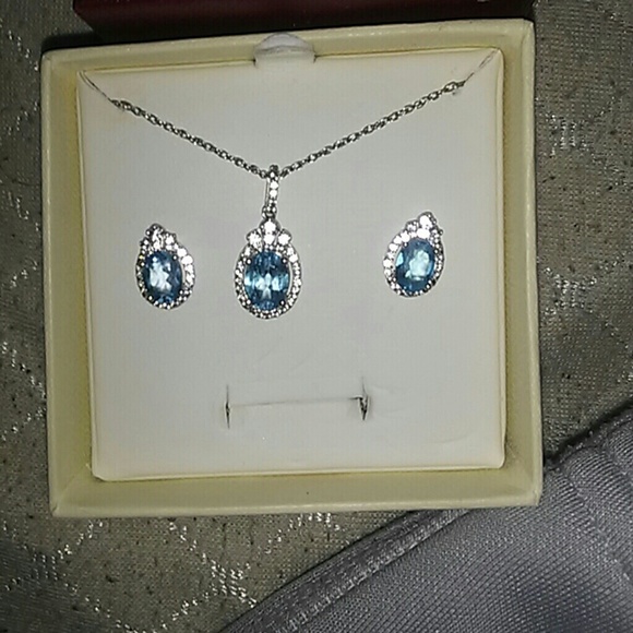 Earring and necklace set - Picture 1 of 1